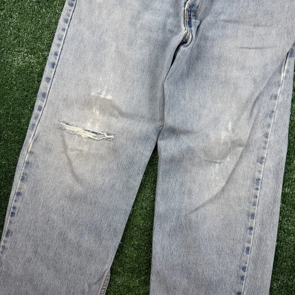 Vintage Distressed Levis 550 Relaxed Fit Light Wash Jeans Mens 33x30 Blue Denim